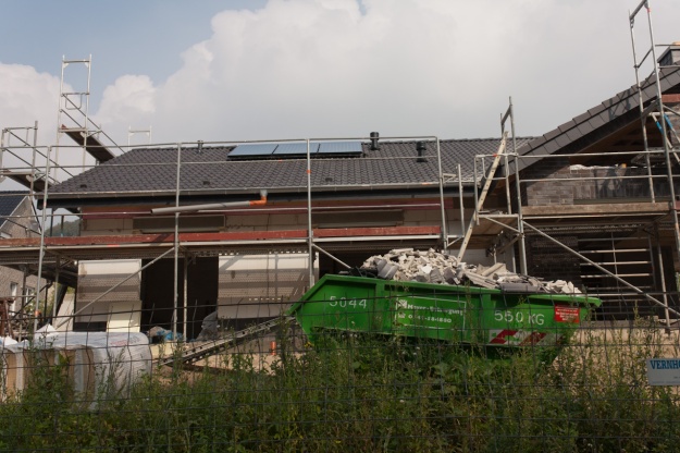 Die Solarthermiepanele sind auf dem Dach und die Zu- und Abluftstutzen für die Lüftung ebenfalls